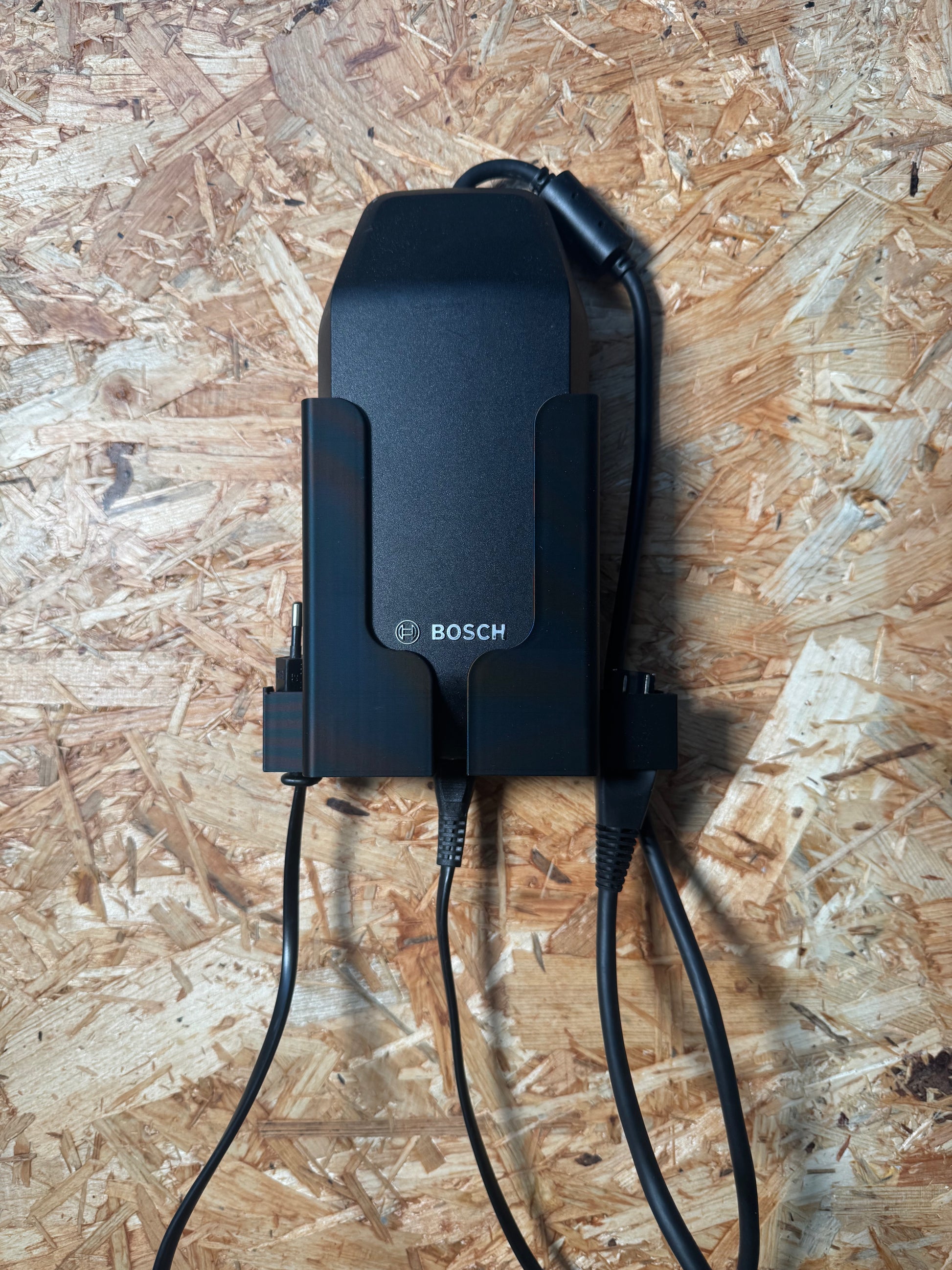 Wandhalterung Bosch BPC 3400 – Ladegerät ordentlich verstauen, Kabel griffbereit